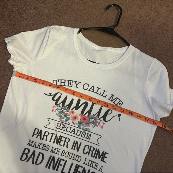White T-shirt w Auntie Quote Size Small Short Sleeved - Picture 2 of 4